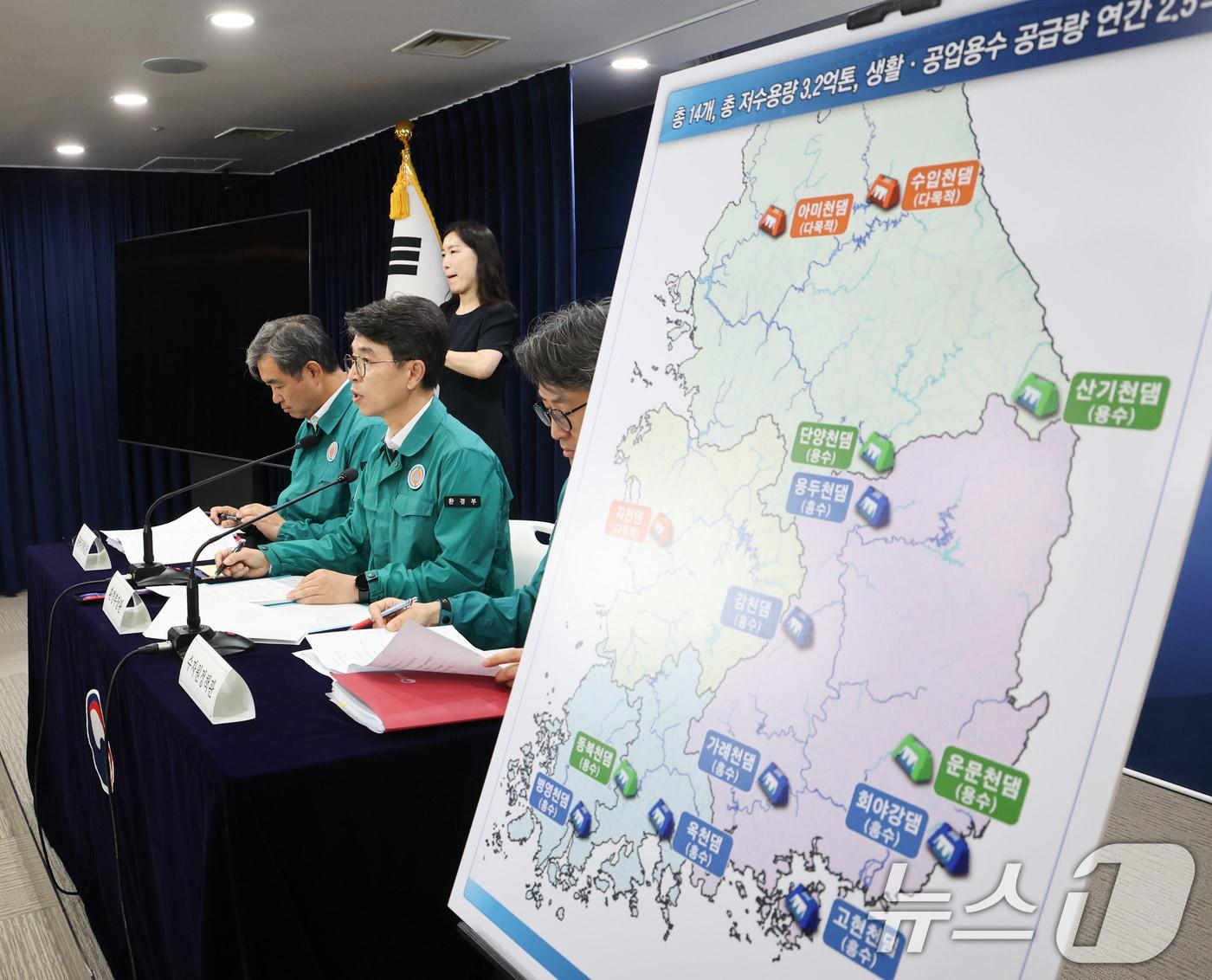 본문 이미지 - 김완섭 환경부 장관이 30일 서울 종로구 정부서울청사에서 기후대응댐 후보지(안) 14곳을 발표하고 있다. 2024.7.30/뉴스1 ⓒ News1 허경 기자