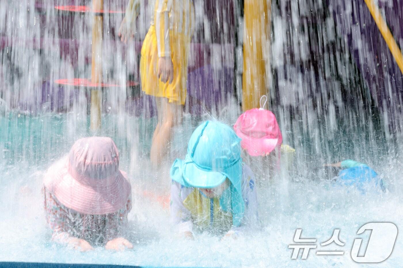 본문 이미지 - 찜통더위가 이어지고 있는 30일 오후 광주 서구 상무시민공원 물놀이장에서 아이들이 물놀이를 하며 더위를 식히고 있다.2024.7.30/뉴스1 ⓒ News1 김태성 기자