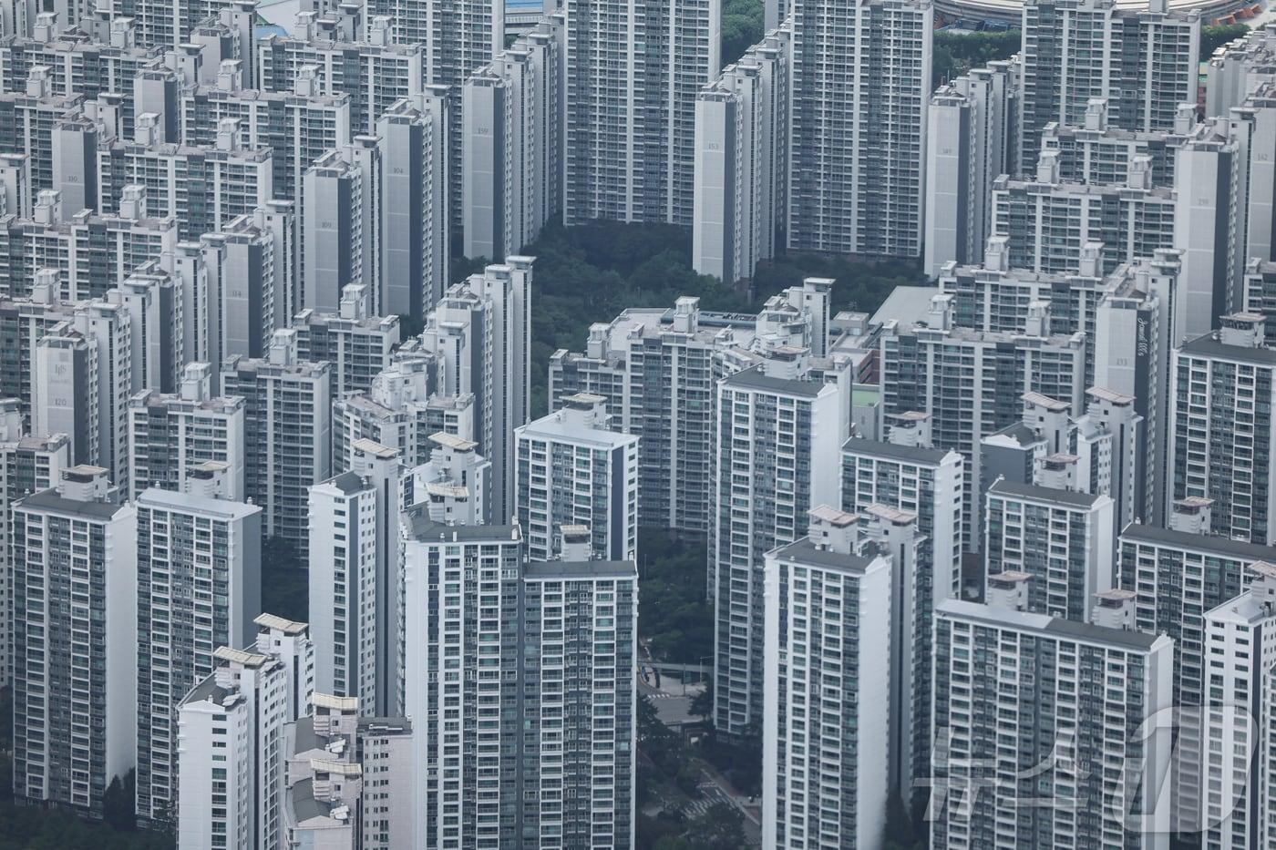  사진은 30일 서울 송파구 롯데월드타워 스카이전망대에서 바라본 강남 3구 (강남·서초·송파구) 아파트단지. 2024.7.30/뉴스1 ⓒ News1 김도우 기자