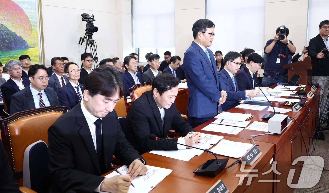 본문 이미지 - 구영배 큐텐그룹 대표가 30일 오후 서울 여의도 국회에서 열린 '티몬·위메프(티메프) 사태' 관련 정무위원회 전체회의에서 이번 사태와 관련해 사과하고 있다. 왼쪽부터 류화현 위메트 대표, 류광진 티몬 대표, 구 큐텐 대표, 한기정 공정거래위원장, 김소영 금융위부위원장, 이복현 금감원장. 2024.7.30/뉴스1 ⓒ News1 김민지 기자