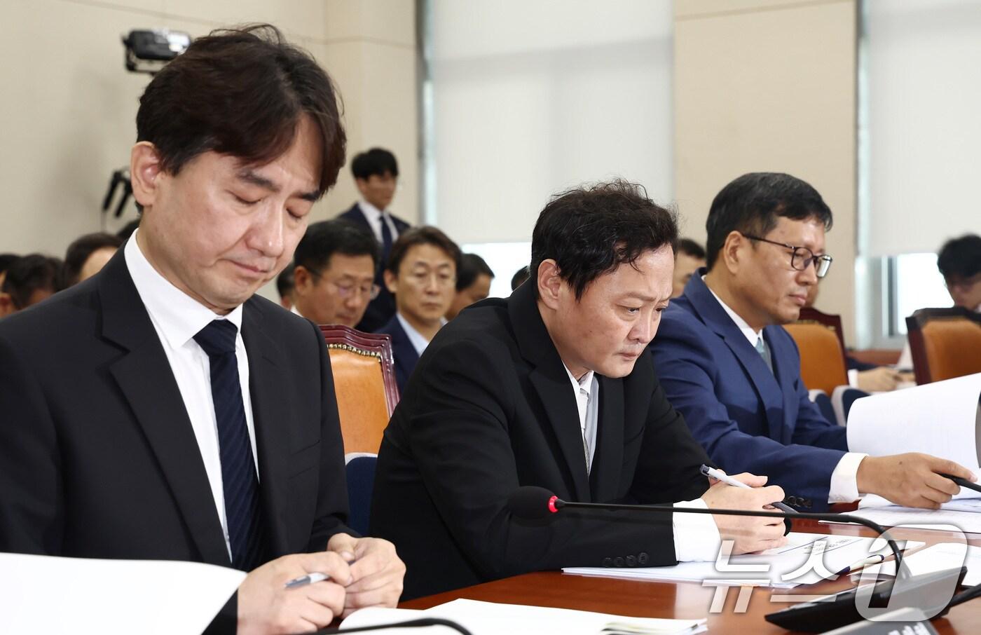 류화현 위메프 대표(왼쪽부터)와 류광진 티몬 대표, 구영배 큐텐그룹 대표가 30일 오후 서울 여의도 국회에서 열린 '티몬·위메프(티메프) 사태' 관련 정무위원회 전체회의에 출석해 자리하고 있다. 2024.7.30/뉴스1 ⓒ News1 김민지 기자