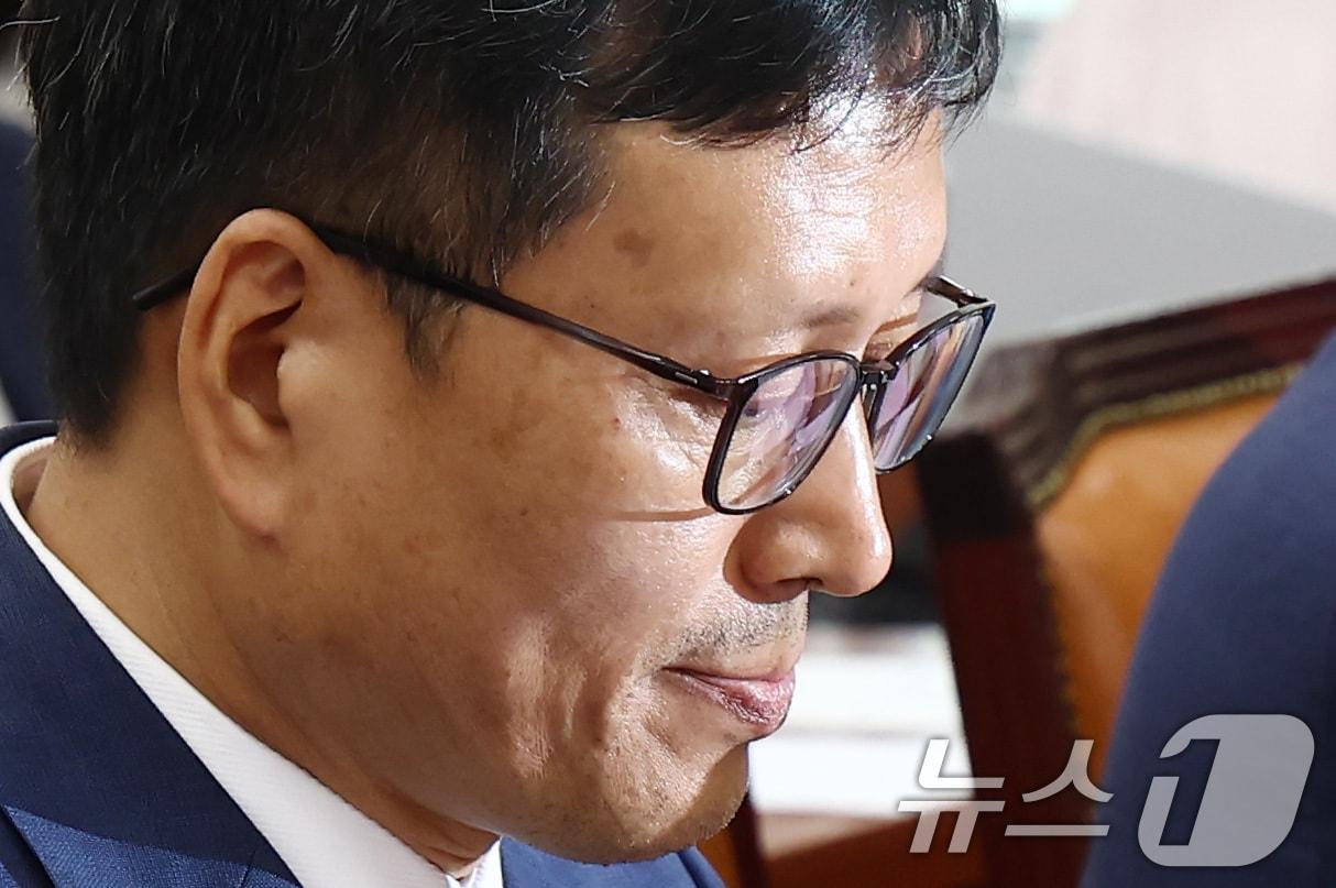 본문 이미지 - 구영배 큐텐그룹 대표가 30일 오후 서울 여의도 국회에서 열린 '티몬·위메프(티메프) 사태' 관련 정무위원회 전체회의에서 굳은 표정으로 자리해 있다. 2024.7.30/뉴스1 ⓒ News1 김민지 기자