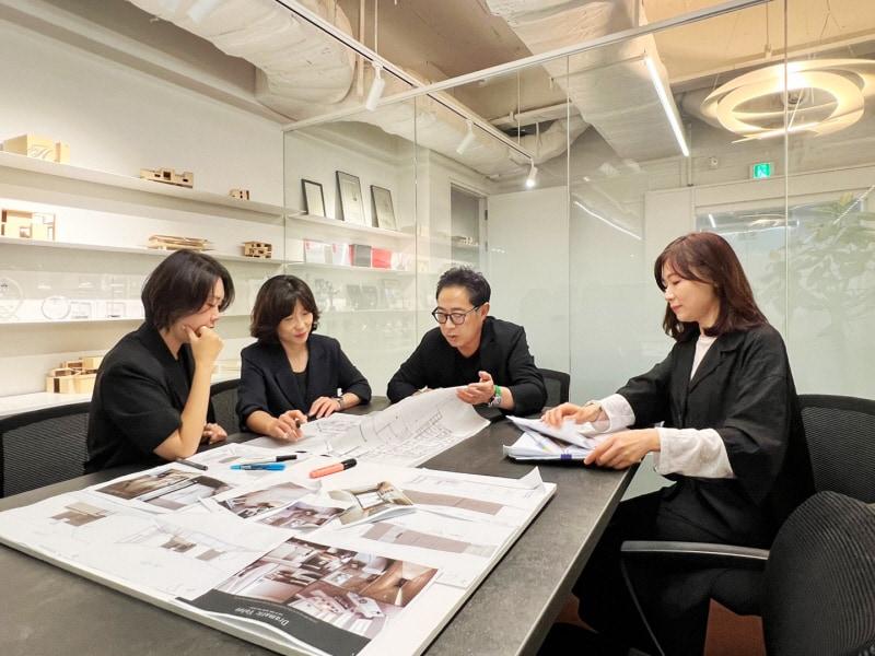 본문 이미지 - 김종호 대표와 디자인스튜디오 디자인사단/디자인스튜디오 제공