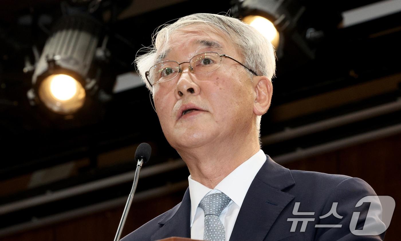 안덕선 한국의학교육평가원장이 30일 오후 서울 중구 은행회관에서 열린 '의대 입학정원 증원에 따른 주요변화평가 계획(안) 설명회'에서 인사말을 하고 있다. 의평원은 의대 증원이 '기본의학교육과정에 지대한 영향을 끼칠 수 있다고 인정되는 경우'로 판단, 올해부터 6년간 매년 특별 평가에 나선다. 평가 결과 불인증이 나온 의대는 신입생을 뽑을 수 없게 된다. 2024.7.30/뉴스1 ⓒ News1 장수영 기자