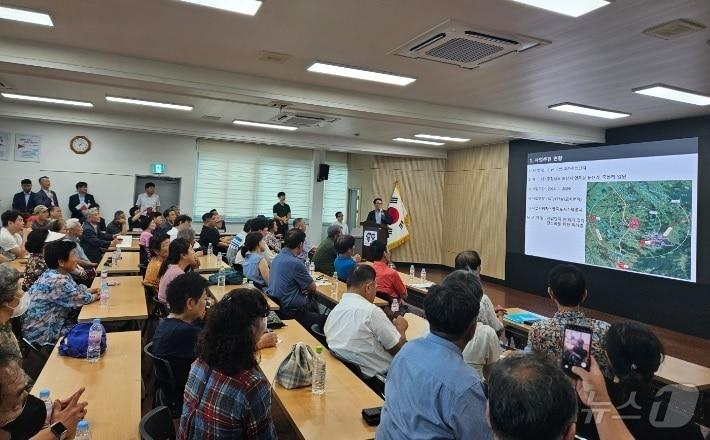 본문 이미지 - 30일 논산 연무읍사무소에서 열린 한국토지주택공사&#40;LH&#41; 논산국방국가산단 주민설명회 모습. &#40;LH 제공&#41; / 뉴스1
