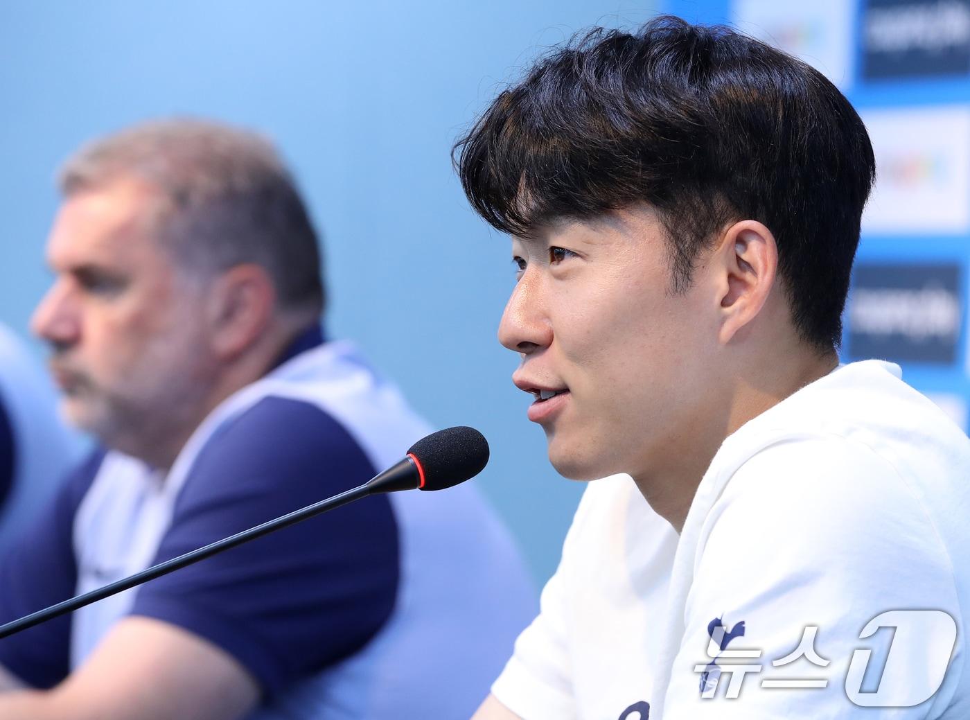 본문 이미지 - 토트넘 홋스퍼의 주장 손흥민이 30일 오후 서울 마포구 서울월드컵경기장에서 열린 쿠팡플레이 시리즈 1경기 프리매치 기자회견에서 취재진의 질문에 답변하고 있다. 팀 K리그와 토트넘은 오는 31일 오후 8시 서울월드컵경기장에서 열릴 '쿠팡플레이 시리즈' 1경기에서 맞대결을 벌인다. 2024.7.30/뉴스1 ⓒ News1 오대일 기자