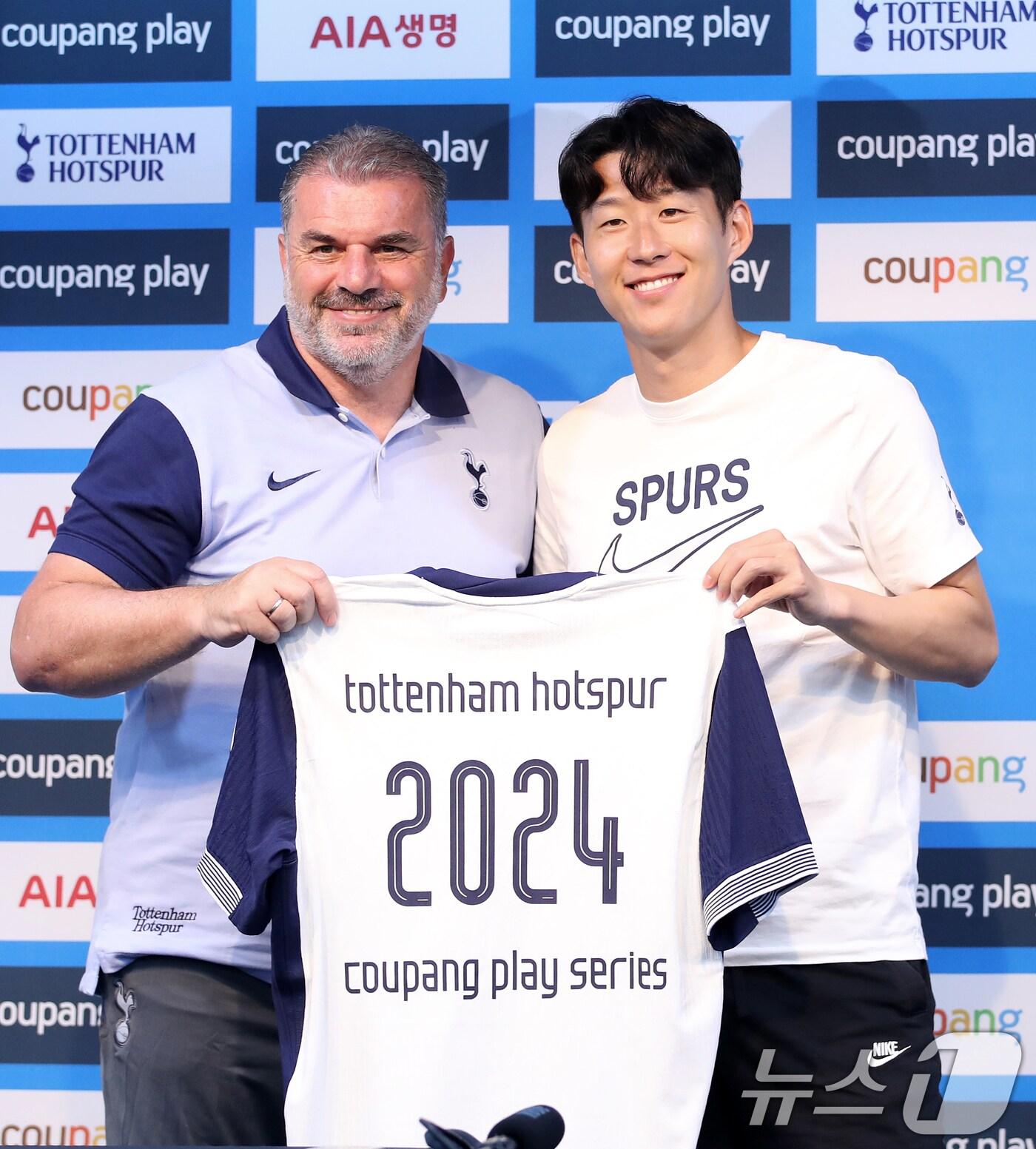 본문 이미지 - 토트넘 홋스퍼의 손흥민과 엔제 포스테코글루 감독이 30일 오후 서울 마포구 서울월드컵경기장에서 열린 쿠팡플레이 시리즈 1차전 프리매치 기자회견에서 환한 얼굴로 기념촬영을 하고 있다. 2024.7.30/뉴스1 ⓒ News1 오대일 기자