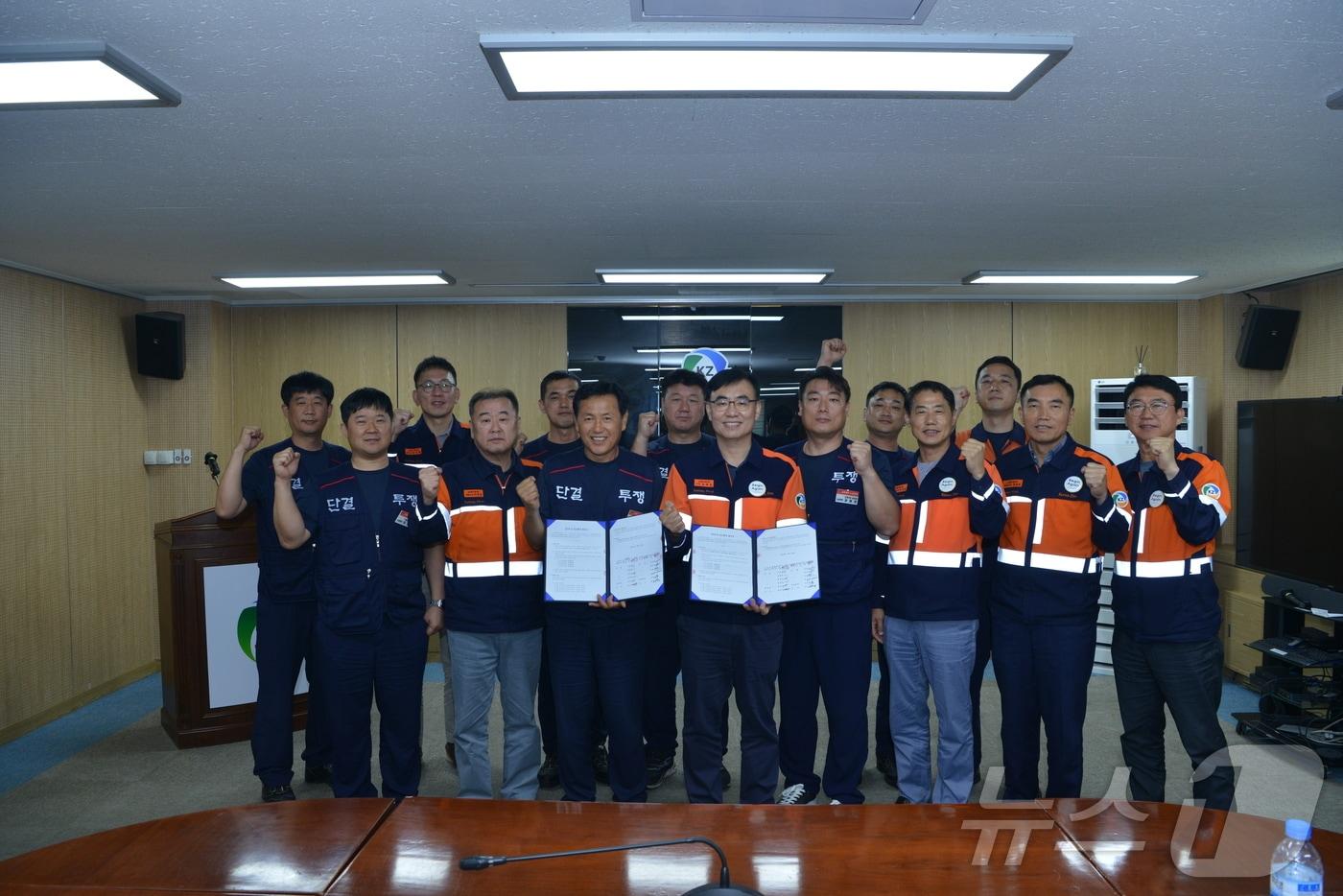 본문 이미지 - 정태웅 고려아연 제련사업 부문 사장(앞줄 오른쪽에서 다섯 번째)과 문병국 고려아연 노조위원장(오른쪽에서 여섯 번째)이 30일 2024년 임금교섭을 최종 타결한 뒤 기념 촬영을 하고 있다.(고려아연 제공)