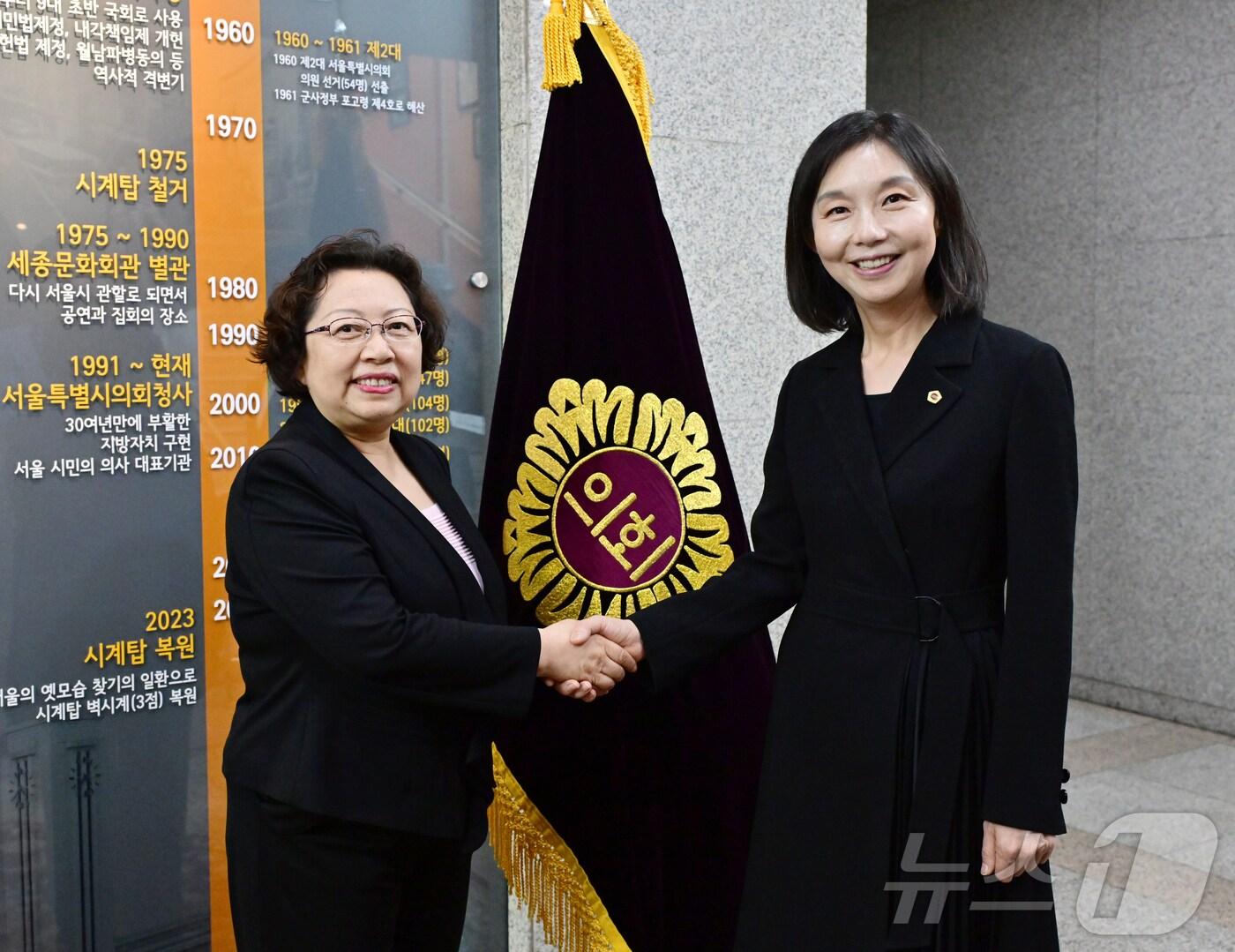 본문 이미지 - 왕훙 베이징시정치협상회의 부주석과 악수하는 최호정 의장(우측). (서울시의회 제공)