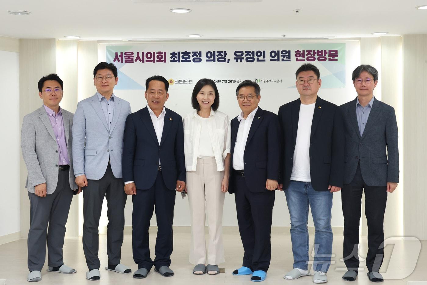 본문 이미지 - 최호정 의장이 공공임대주택을 방문했다. (서울시의회 제공)