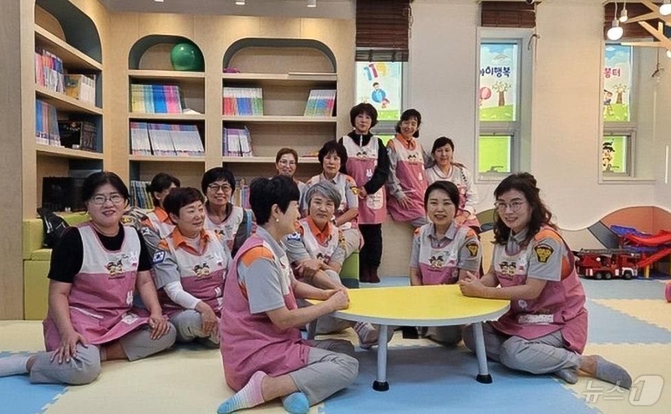 본문 이미지 -  경북 포항북부소방서 장량119안전센터 아이행복돌봄터 돌보미 선생님들. (포항북부소방서제공) 2024.7.30/뉴스1