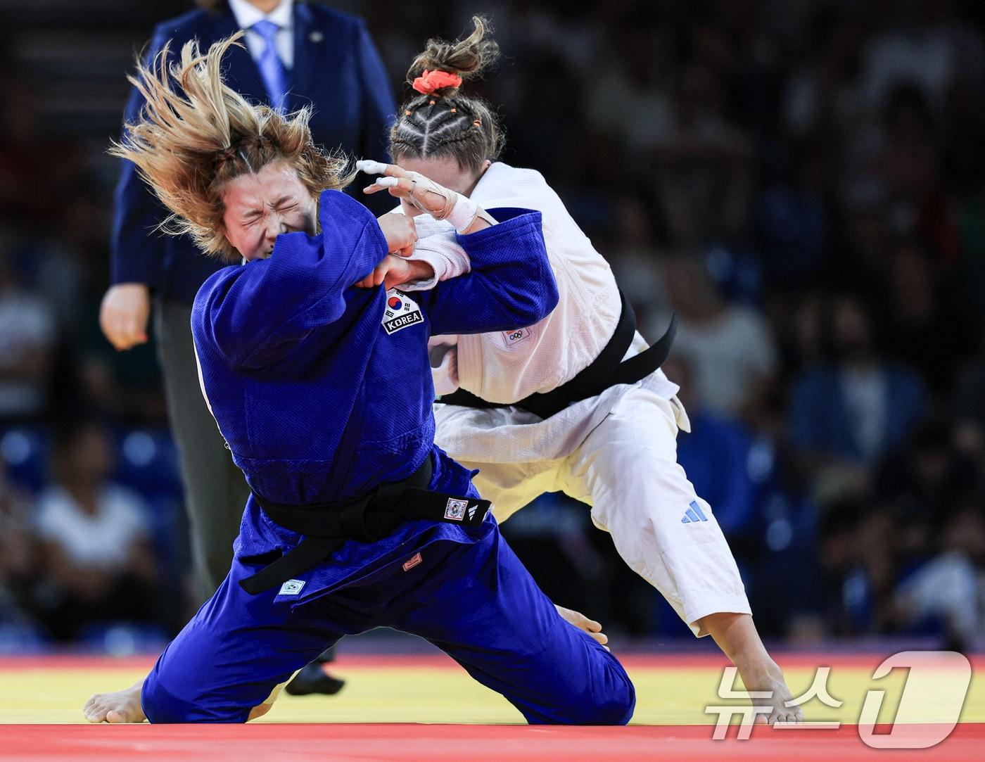 본문 이미지 - 대한민국 유도대표팀 김지수 선수가 30일 오후 (한국시간) 프랑스 파리 샹 드 마르스 아레나에서 진행된 2024 파리올림픽 유도 여자 -63kg 토너먼트 16강 경기에서 네덜란드의 조안 반 리스하우트와 자웅을 겨루고 있다. 2024.7.30/뉴스1 ⓒ News1 박정호 기자