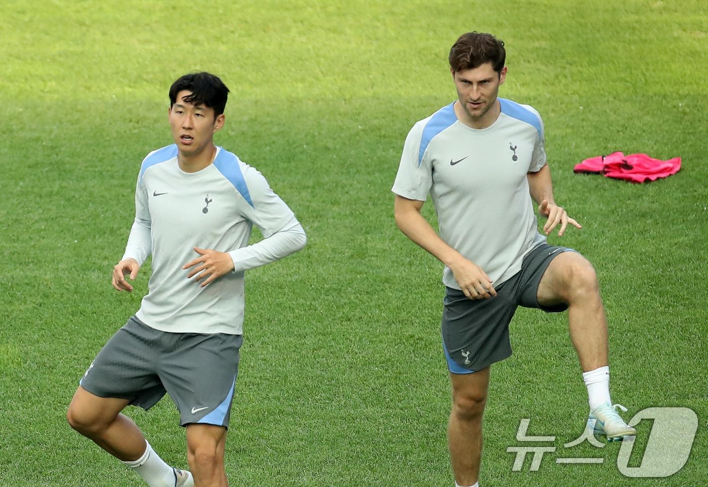 본문 이미지 - 토트넘 홋스퍼 시절 손흥민과 벤 데에비스. ⓒ 뉴스1 오대일 기자