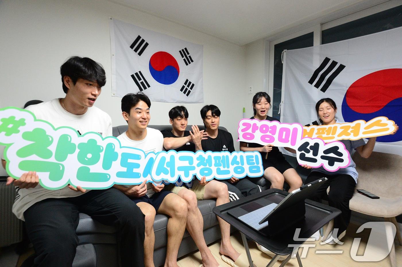 본문 이미지 - 30일 오후 2024 파리 올림픽 펜싱 여자 에페 단체 준준결승전(8강전)에 출전한 광주 서구청 소속 강영미 선수 응원전이 열린 광주 풍암동 서구청 펜싱팀 합숙소에서 박광현 감독과 그의 동료들이 휴대전화 영상통화로 경기를 보고 있다. 해당 경기는 탁구 중계로 인해 중계가 진행되지 않았다. 2024.7.30/뉴스1 ⓒ News1 이승현 기자