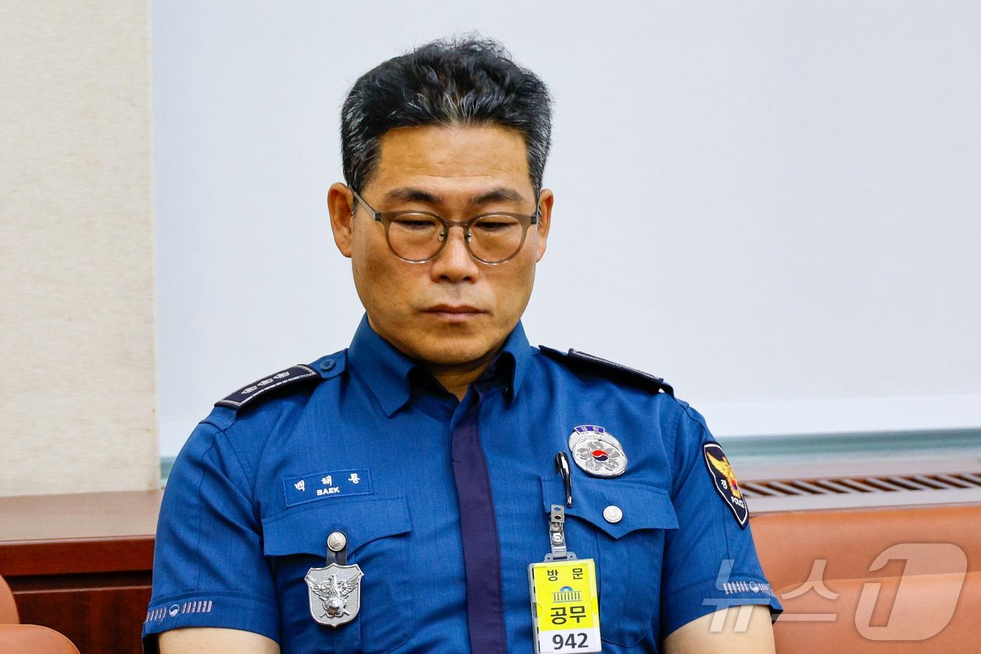 백해룡 전 서울 영등포경찰서 형사과장이 29일 오후 서울 여의도 국회 행정안전위원회에서 열린 조지호 경찰청장 후보자 인사청문회에 출석하고 있다. 백 경정은 지난해 마약 조직원과 세관 직원의 유착 의혹을 수사하던 중 "용산에서 알고 있다. 심각하게 보고 있다＂는 말을 듣는 등 수사 외압을 받았다고 폭로한 바 있다. 2024.7.30/뉴스1 ⓒ News1 안은나 기자