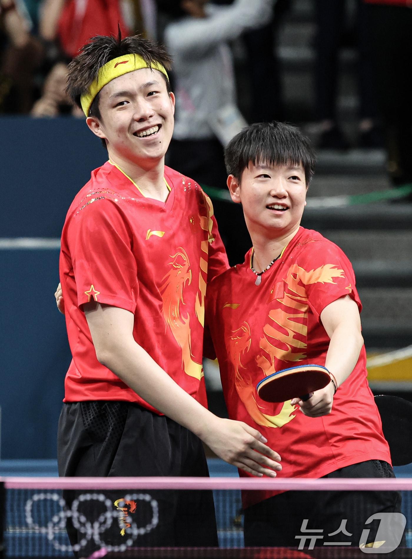 본문 이미지 - 중국 탁구 대표팀 왕추친, 쑨잉사가 30일(한국시간) 프랑스 파리 사우스 파리 아레나4에서 열린 '2024 파리올림픽' 탁구 혼합복식 북한과의 결승 경기에서 금메달을 차지한 후 기뻐하고 있다. 2024.7.30/뉴스1 ⓒ News1 이동해 기자