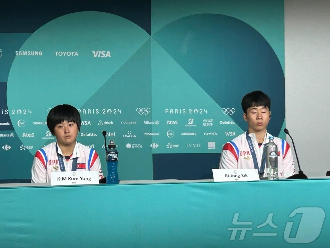 본문 이미지 - 30일(한국시간) 프랑스 파리 사우스 파리 아레나4에서 열린 '2024 파리올림픽' 탁구 혼합복식에서 은메달을 획득한 북한 리종식, 김금용이 공식 기자회견에 임하고 있다. 2024.7.30/뉴스1 ⓒ News1 문대현 기자