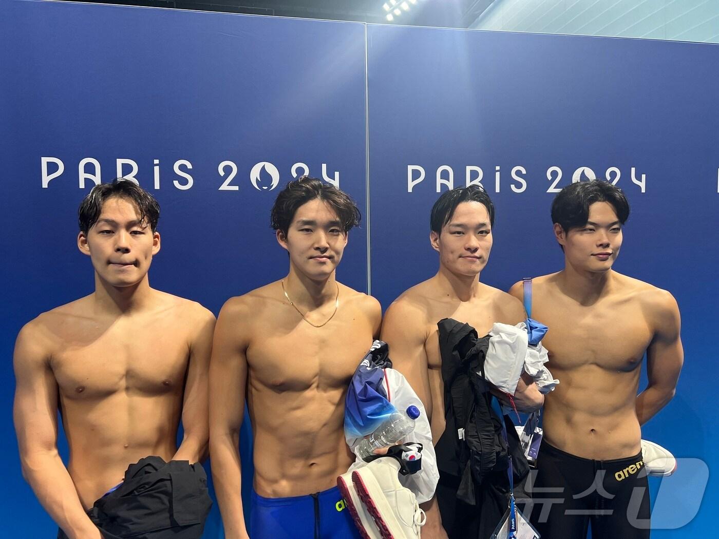 본문 이미지 - 2024 파리 올림픽 계영 800m 결선 진출을 일군 경영 대표팀. 왼쪽부터 김영현, 김우민, 이유연, 이호준. 2024.7.30/뉴스1 ⓒ News1 이상철 기자