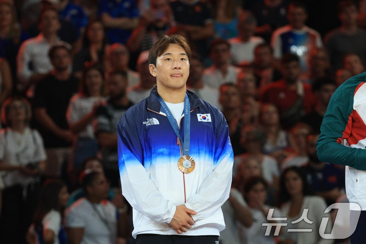 31일&#40;한국시간&#41; 유도 81㎏급 에서 동메달을 수확한 이준환이 시상식에서 메달을 걸고 있다. ⓒ News1 박정호 기자