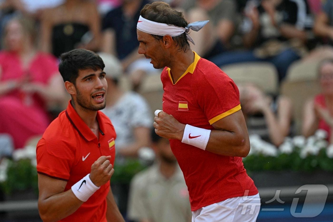카를로스 알카라스&#40;왼쪽&#41;와 라파엘 나달. ⓒ AFP=뉴스1