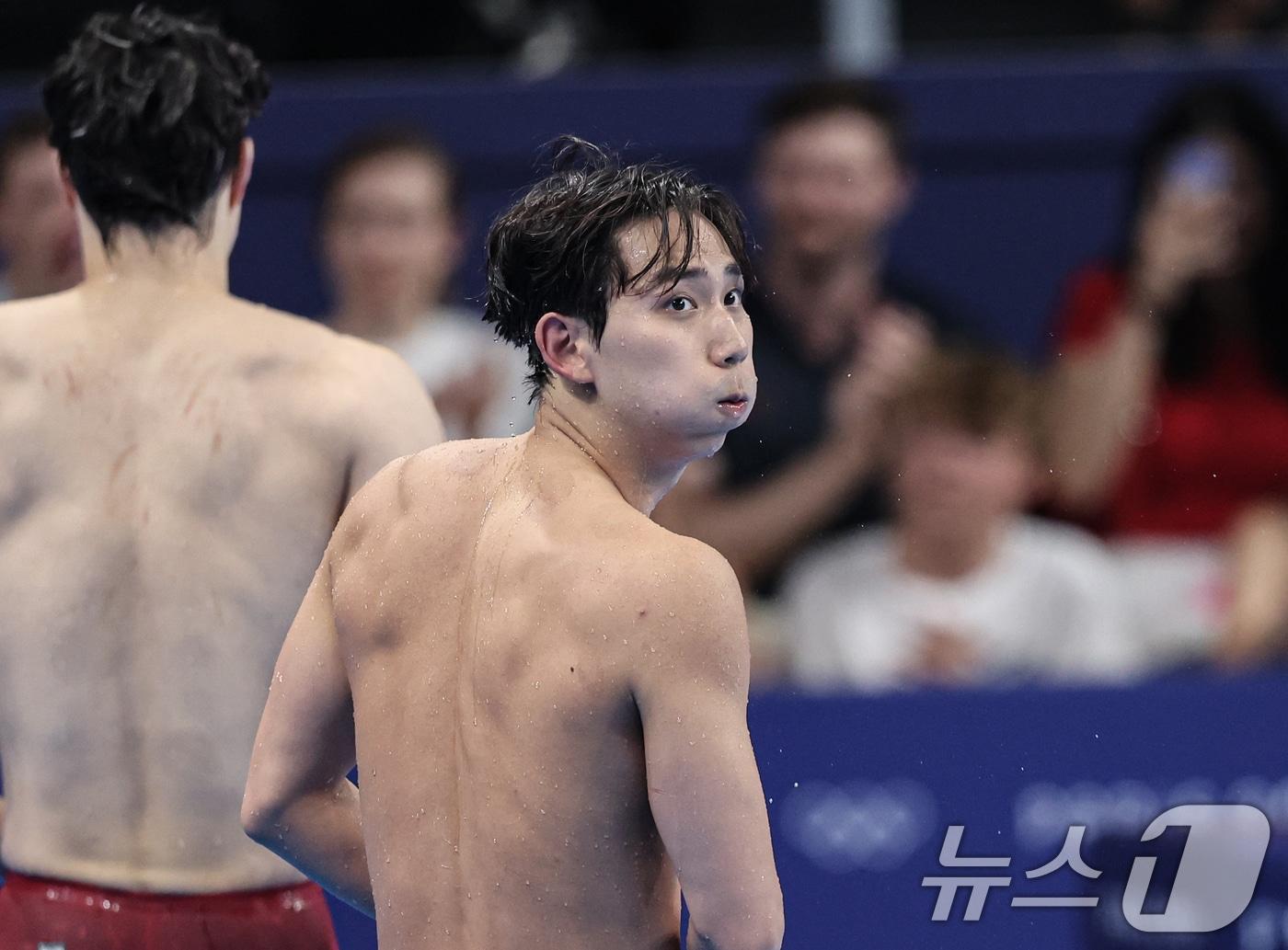 본문 이미지 - 대한민국 수영대표팀 조성재가 31일(한국시간) 프랑스 파리 라 데팡스 아레나에서 열린 2024 파리올림픽 남자 200ｍ 평영 준결승 경기에서 최종 12위 기록을 달성한 후 아쉬워하고 있다. 2024.7.31/뉴스1 ⓒ News1 이동해 기자