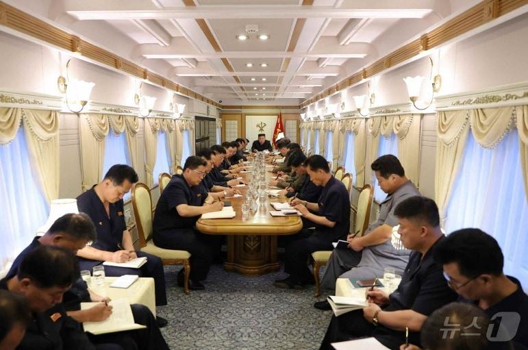 본문 이미지 - (평양 노동신문=뉴스1) =북한 노동당 기관지 노동신문은 31일 "평안북도와 자강도를 비롯한 일부 지역에서 큰물과 폭우로 인한 엄중한 피해들이 연속 발생한 것과 관련 시급한 복구대책들을 수립하기 위한 당 중앙위원회 제8기 제22차 정치국 비상확대회의가 29일부터 30일까지 평안북도 신의주시 피해현지에서 진행됐다"라고 보도했다. [국내에서만 사용가능. 재배포 금지. DB 금지. For Use Only in the Republic of Korea. Redistribution Prohibited] rodongphoto@news1.kr