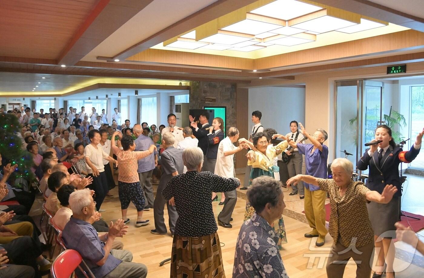 (평양 노동신문=뉴스1) = 북한 노동당 기관지 노동신문은 31일 조국해방전쟁(한국전쟁) 승리 71주년 경축 행사에 참가한 전쟁노병(참전군인)들이 양덕온천문화휴양지에서 즐거운 시간을 보냈다고 보도했다. [국내에서만 사용가능. 재배포 금지. DB 금지. For Use Only in the Republic of Korea. Redistribution Prohibited] rodongphoto@news1.kr