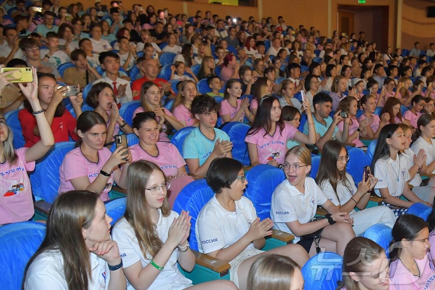 본문 이미지 - (평양 노동신문=뉴스1) = 북한 노동당 기관지 노동신문은 31일 "조로(북러) 소년친선야영생들의 '친선의 밤' 모임이 지난 30일 국제친선소년회관에서 진행됐다＂라고 보도했다. [국내에서만 사용가능. 재배포 금지. DB 금지. For Use Only in the Republic of Korea. Redistribution Prohibited] rodongphoto@news1.kr