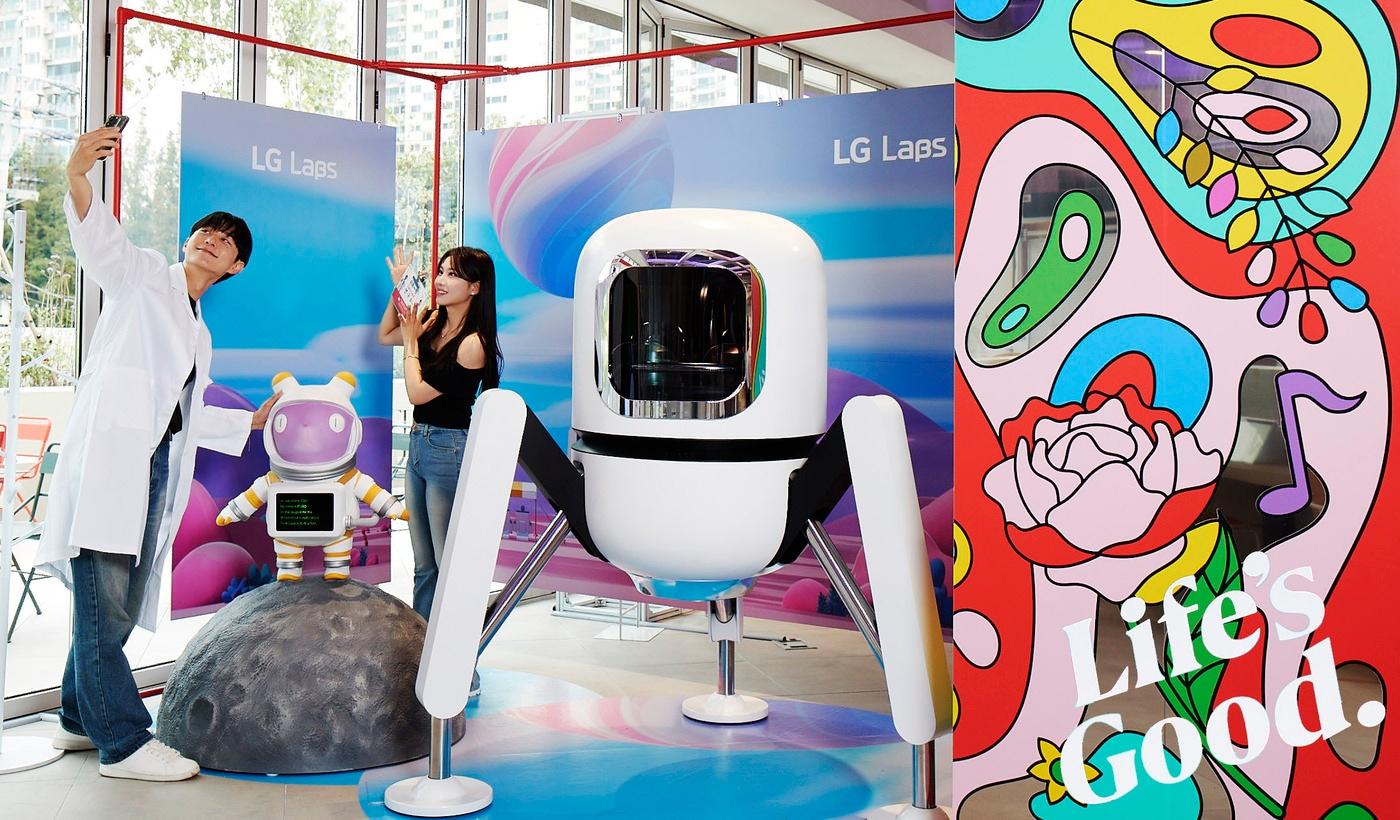 본문 이미지 - LG전자가 8월 25일까지 서울 영등포구 양평동에 위치한 '그라운드220'에서 LG 랩스의 다양한 제품을 체험하는 '우와한 Life’s Good 연구소' 팝업존을 운영한다. 사진은 맛과 향이 다른 두 가지의 캡슐을 한 번에 추출하는 캡슐 커피머신 '듀오보' 체험 공간(LG전자 제공). ⓒ 뉴스1