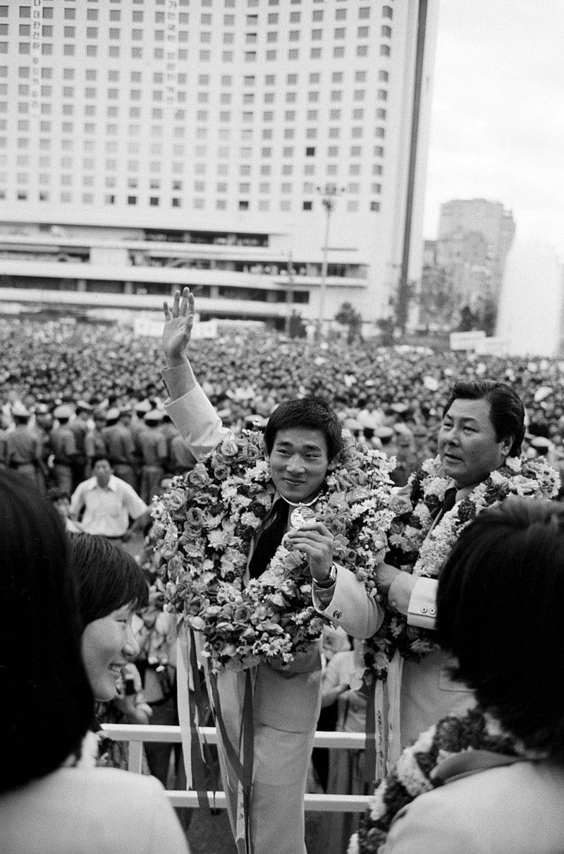 본문 이미지 - 1976년 카퍼레이드를 펼친 후 환영식장에 들어선 양정모 선수. (출처: 대한민국 정부, 흑백사진(1976), Wikimedia Commons, Public Domain)