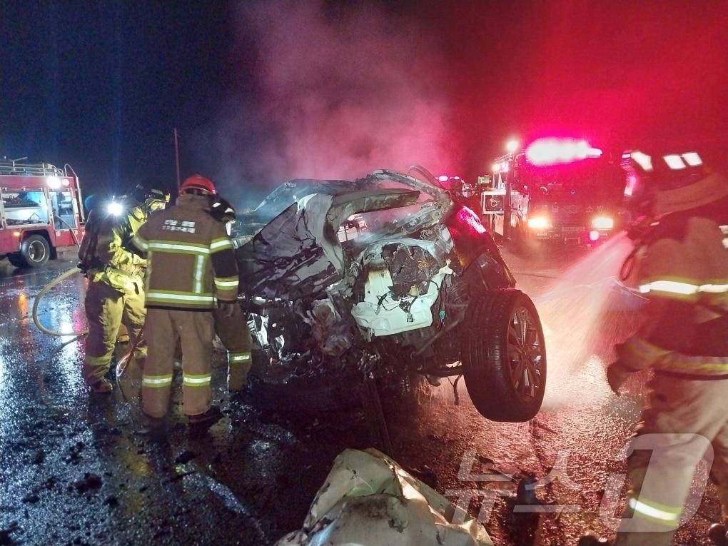 본문 이미지 - 31일 오전 0시4분쯤 전남 함평군 죽정리에서 렉스턴을 운전하던 50대 A 씨가 우측 마을 표지석을 들이받아 소방당국이 구조활동하고 있다.&#40;전남 함평소방 제공&#41;2024.7.31/뉴스1