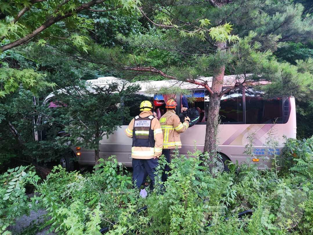 본문 이미지 - 지난 30일 오후 6시 10분쯤 강원 태백시 황지동 한 아파트 앞 31번 국도에서 25인승 버스가 도로를 이탈, 탑승했던 10대 여성 청소년 4명과 30대 남성 1명이 부상을 입고 병원으로 이송됐다. (강원도 소방본부 제공) 2024.7.31/뉴스1