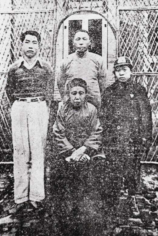 본문 이미지 - 곽낙원(가운데 아래)과 김구(가운데 뒤쪽).(국가보훈부 제공)