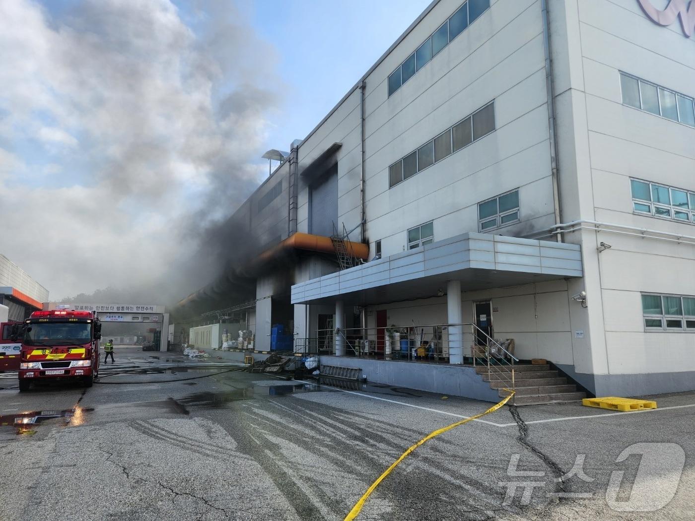 본문 이미지 - 경기 포천시 영중면 과자공장 화재 현장 (경기도북부소방재난본부 제공)