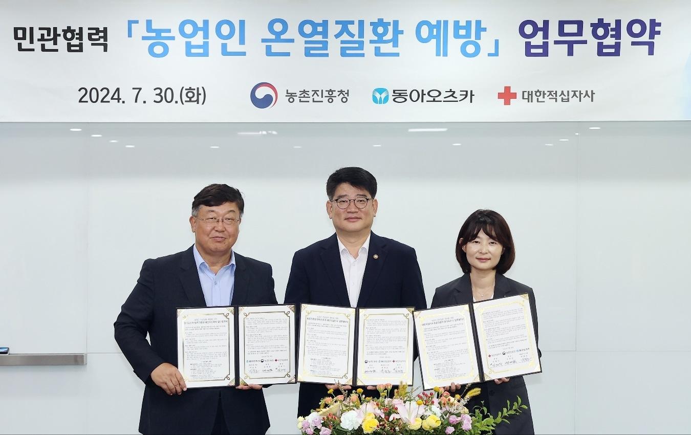 본문 이미지 - 왼쪽부터 박철호 동아오츠카 대표이사 사장, 권재한 농촌진흥청장, 김정주 대한적십자 사무차장(동아오츠카 제공)