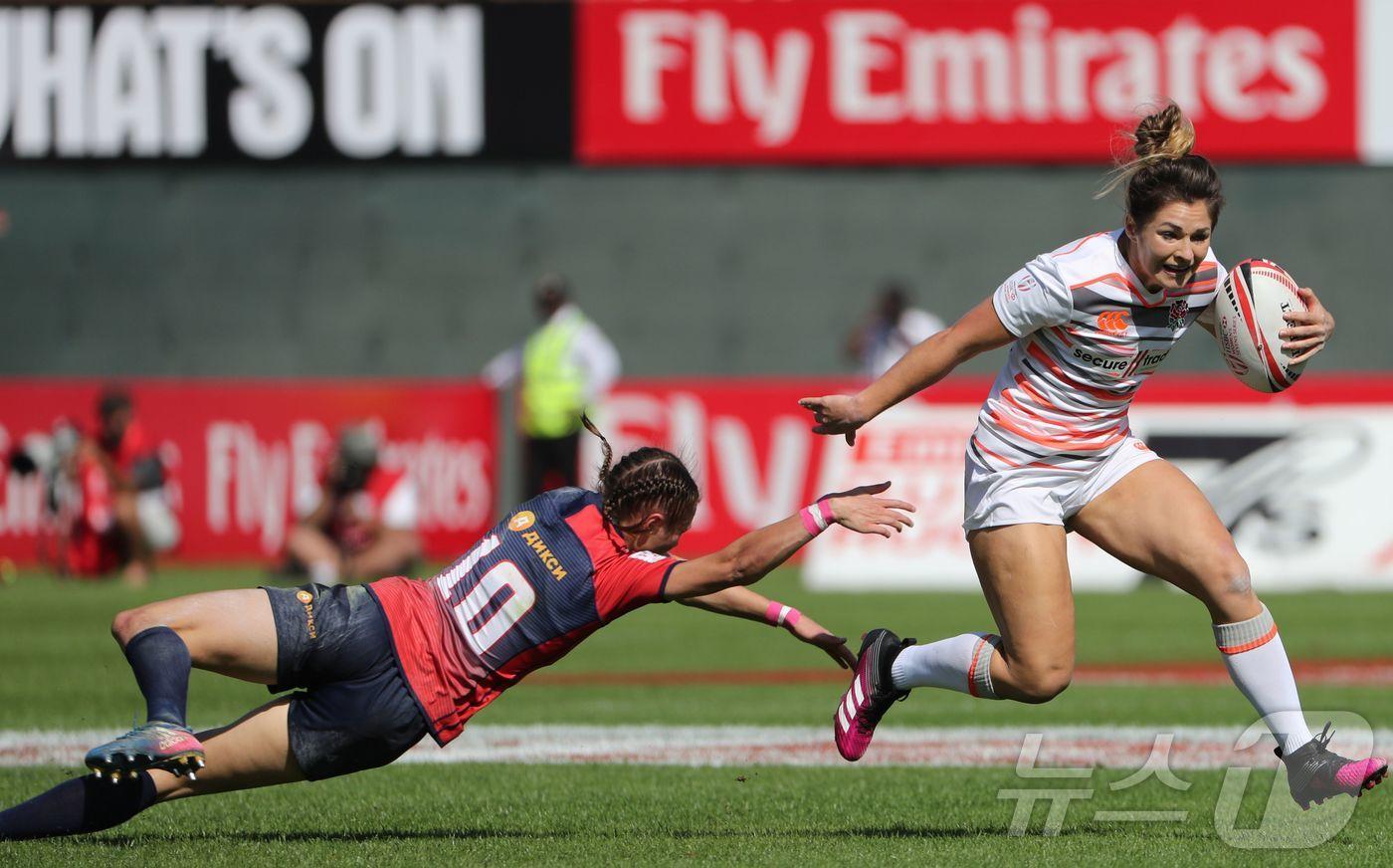 (오른쪽) 영국의 에이미 윌슨-하디가 2017년 11월30일 두바에 걸프 에미레이트에서 열린 여자 럭비 세븐스 월드 두바이 시리즈 경기에 참여하고 있다. ⓒ AFP=뉴스1 ⓒ News1 김지현 기자
