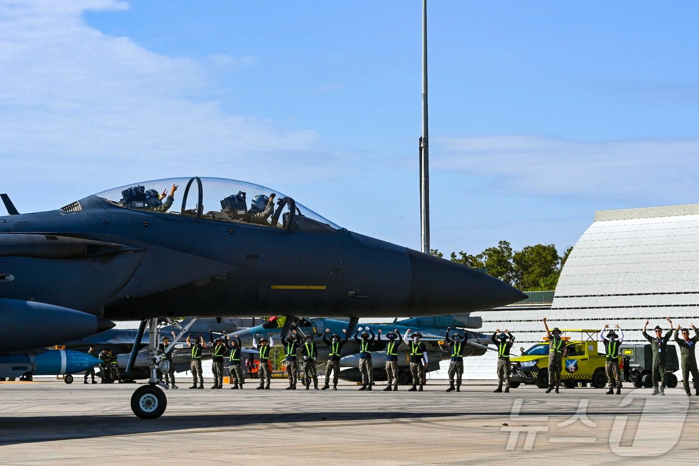 지난 29일 호주에서 열린 피치블랙 훈련 중 실무장 폭격 훈련에 참가한 우리 공군 F-15K 조종사가 실무장 폭격 훈련에 앞서 조종석에서 임무완수 결의를 다지고 있다. (공군 제공) 2024.7.31/뉴스1