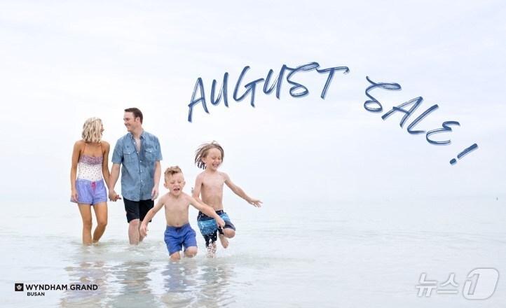 본문 이미지 - 할인 캠페인 AUGUST SALE 포스터.&#40;윈덤그랜드 부산 제공&#41;