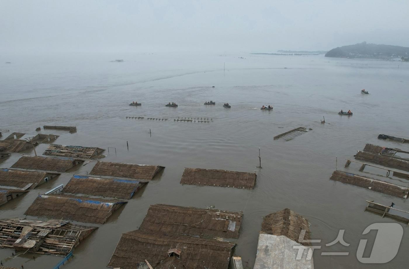 본문 이미지 - (평양 노동신문=뉴스1) = 북한 노동당 기관지 노동신문은 31일 "압록강 하류에 위치한 신의주시와 의주군에서 무려 4100여 세대에 달하는 살림집(주택)과 근 3000정보의 농경지를 비롯해 수많은 공공건물과 시설물, 도로, 철길들이 침수되는 피해를 입었다＂라고 보도했다.[국내에서만 사용가능. 재배포 금지. DB 금지. For Use Only in the Republic of Korea. Redistribution Prohibited] rodongphoto@news1.kr