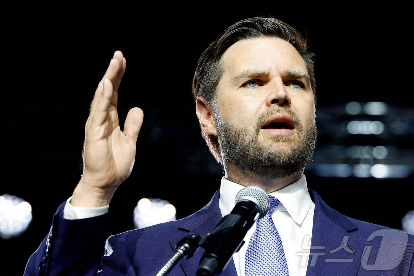 본문 이미지 - J.D. 밴스 미국 공화당 부통령 후보가 30일(현지시간) 네바다주 리노의 컨벤션 센터에서 열린 선거 집회서 연설을 하고 있다. 2024.07.31 ⓒ AFP=뉴스1 ⓒ News1 우동명 기자