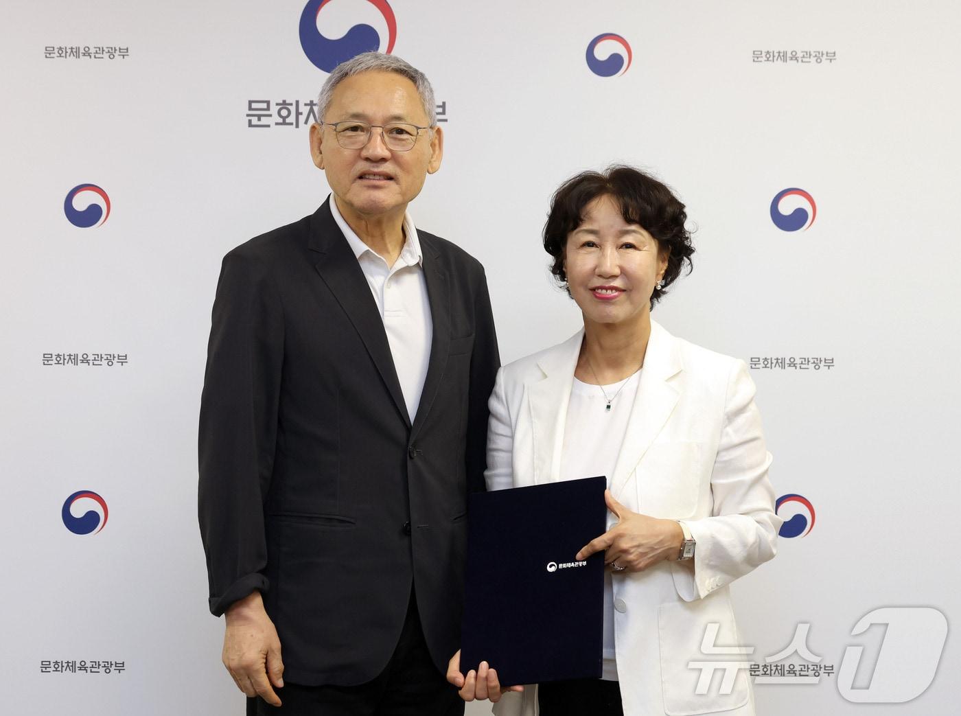 본문 이미지 -  유인촌 문화체육관광부 장관이 31일 서울 종로구 국립현대미술관 서울관에서 황금숙 국립장애인도서관 관장에게 임명장을 수여하고 기념촬영을 하고 있다. 문체부 제공.