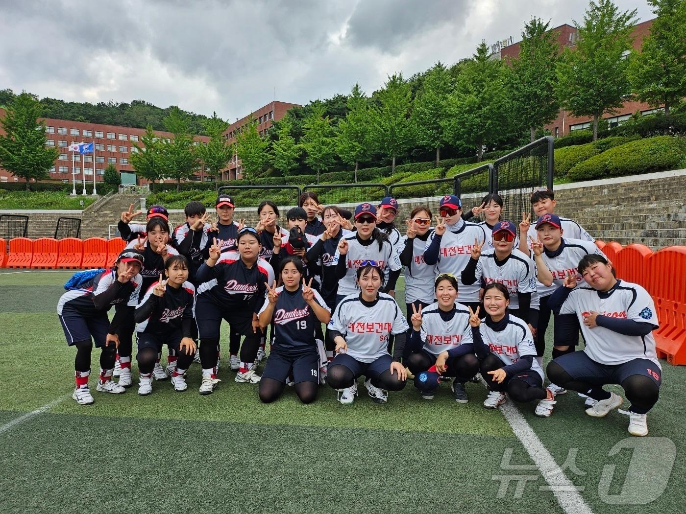 본문 이미지 - 대전보건대학교 소프트볼 스포츠클럽(HiT 치다)이 제24회 평화통일배 전국소프트볼대회에서 준우승을 차지했다. (대전보건대 제공)/뉴스1 