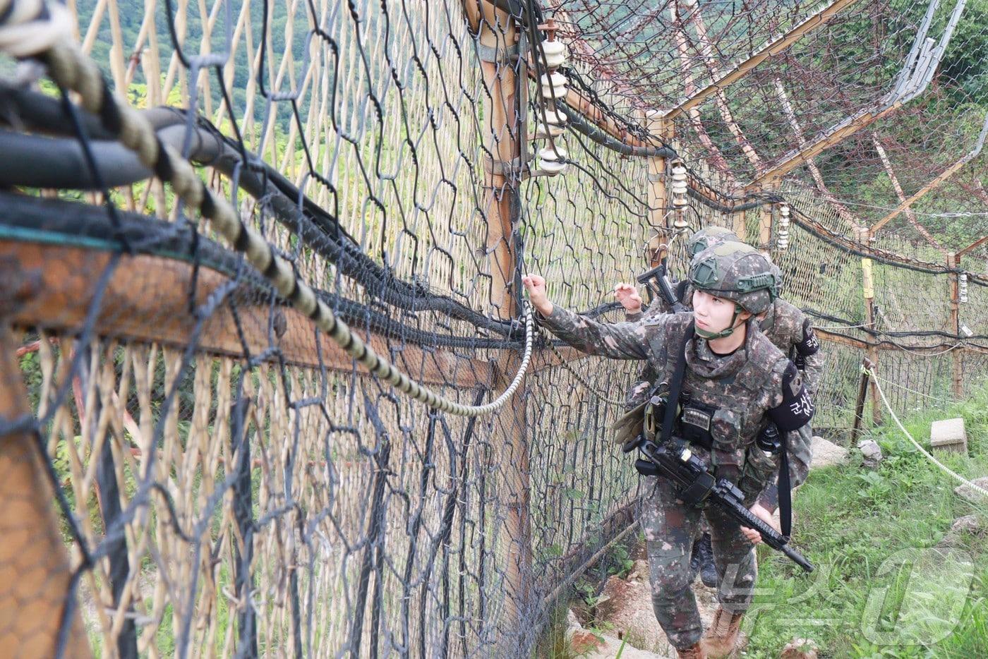 군 간부가 중대원들과 GOP 철책을 순찰하고 있다. (육군 제공) 2024.7.31/뉴스1