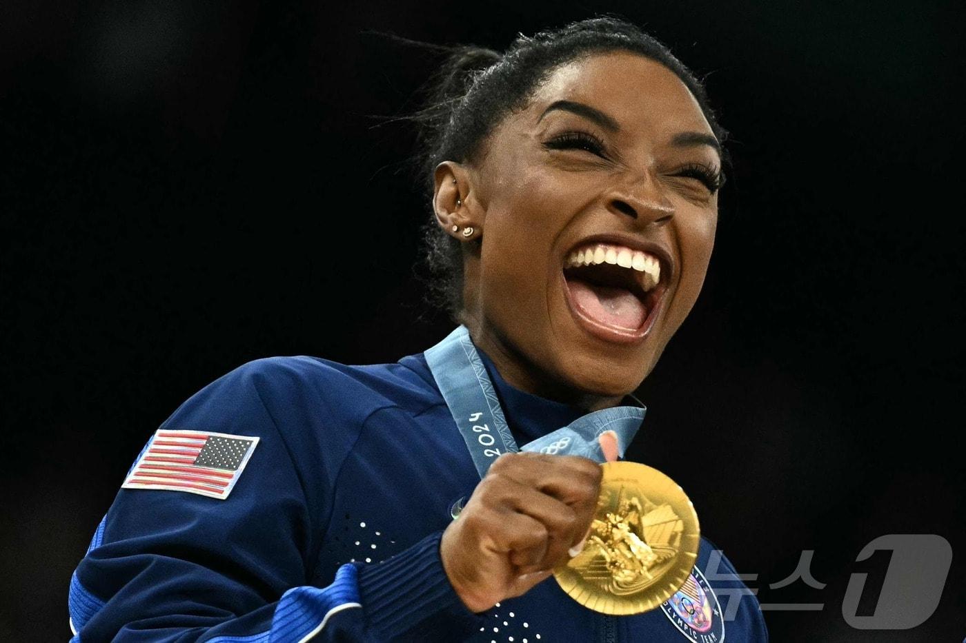 미국 기계체조 국가대표 시몬 바일스가 단체전에서 금메달을 딴 뒤 기뻐하고 있다. ⓒ AFP=뉴스1