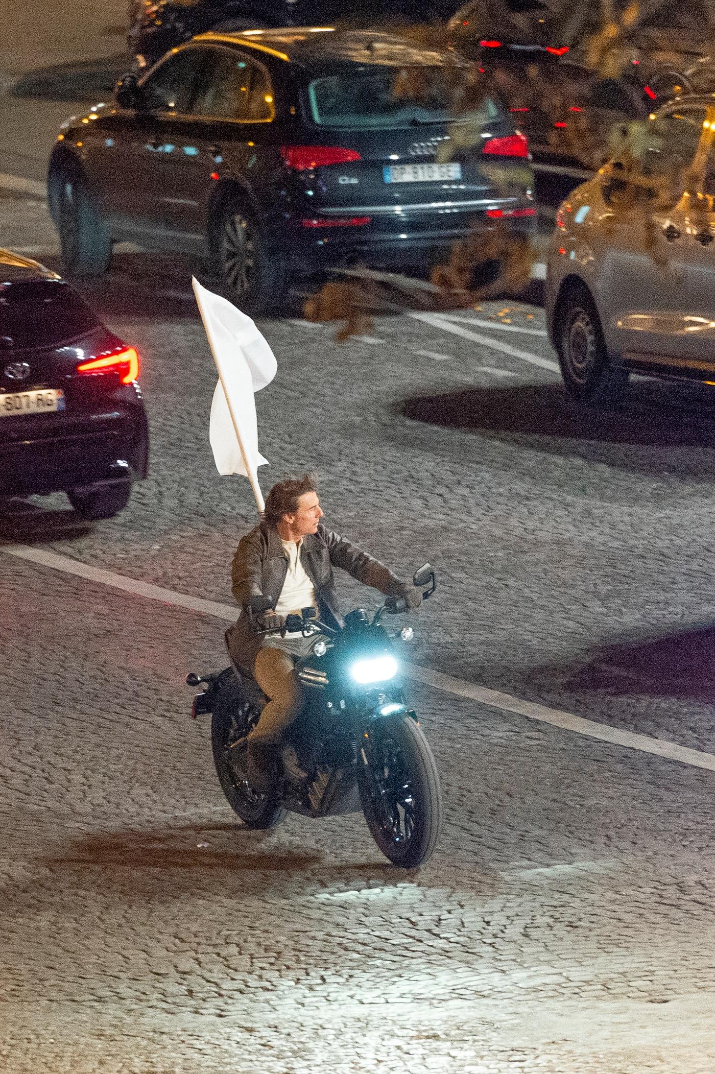 본문 이미지 - 미국 영화배우 톰 크루즈가 지난 4월 프랑스 파리의 도로에서  파리올림픽 폐막식에 쓰일 것으로 추정되는 영상을 촬영하고 있다. <출처=엑스 갈무리>