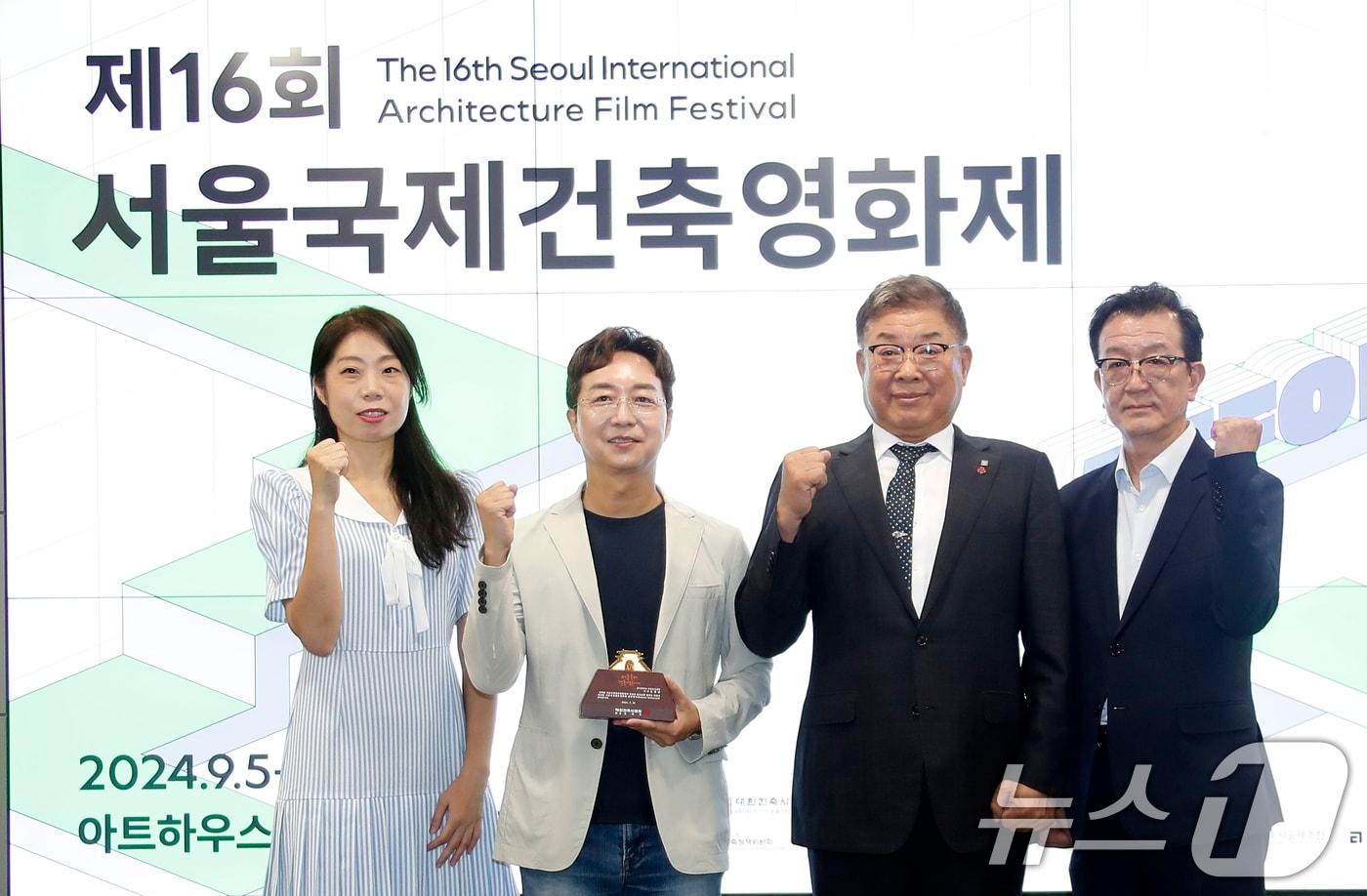 본문 이미지 - 김다혜 프로그래머(왼쪽부터)와 홍보대사 유현준 홍익대학교 건축도시대학 교수, 김재록 대한건축사협회장, 김창길 서울국제건축영화제 집행위원장이 31일 오전 서울 서초구 건축사회관에서 열린 ‘제16회 서울국제건축영화제’ 공식 기자회견에서 포즈를 취하고 있다. 2024.7.31/뉴스1 ⓒ News1 권현진 기자