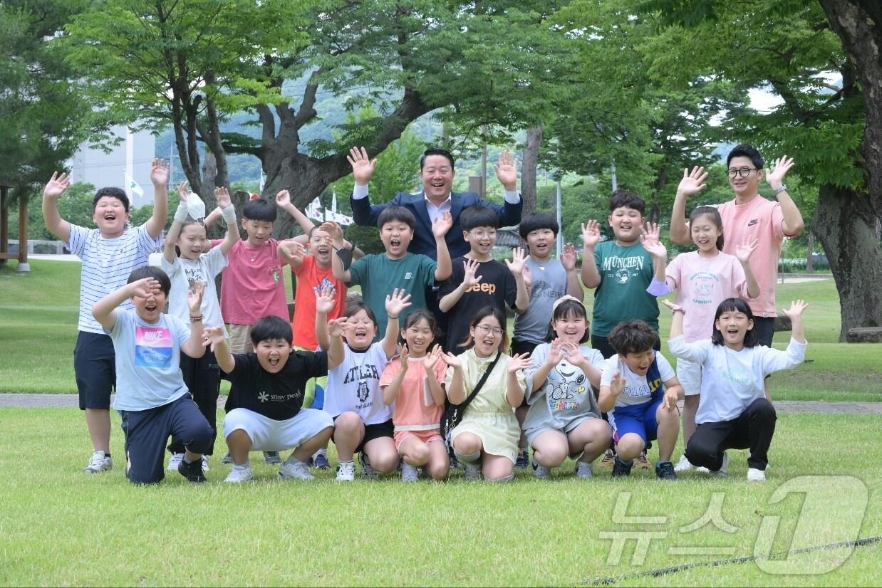 본문 이미지 - 전북자치도 순창군이 '교육발전특구'로 선정된 가운데 최영일 순창군수가 아이들과 기념 촬영을 하고 있다.(순창군 제공)/뉴스1 