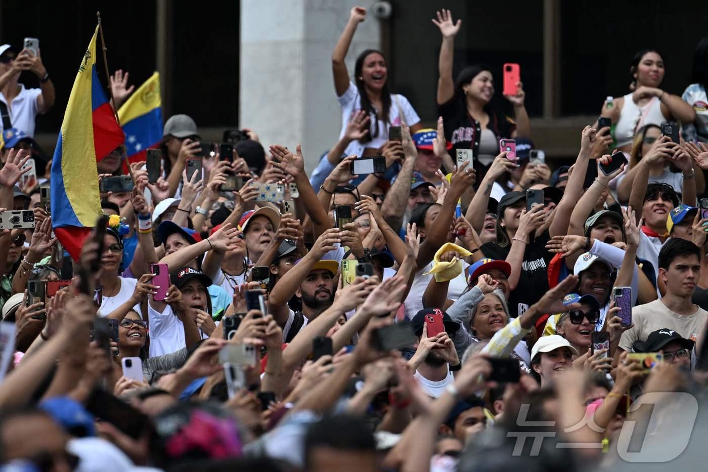 30일(현지시간) 베네수엘라 야권 지도자 마리아 코리나 마차도와 에드문도 곤살레스 우루티아 대통령 후보의 지지자들이 카라카스의 유엔 본부 앞에서 열린 대통령 선거 결과에 불복하는 집회에 참석을 하고 있다. 2024.07.31 ⓒ AFP=뉴스1 ⓒ News1 우동명 기자