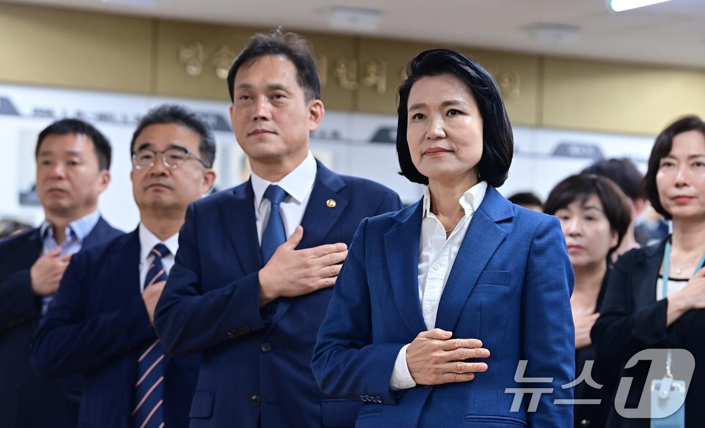 본문 이미지 - 이진숙 신임 방송통신위원장(오른쪽)과 김태규 상임위원이 31일 오전 정부과천청사에서 열린 취임식에서 국기에 대한 경례를 하고 있다. (공동취재) 2024.7.31 ⓒ 뉴스1 김성진 기자