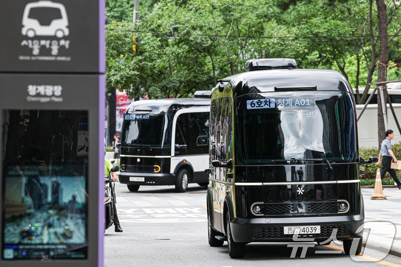 서울 중구 청계광장 일대에서 '청계천 자율주행버스'가 운행하고 있다.(공동취재) 2024.7.31/뉴스1 ⓒ News1 민경석 기자